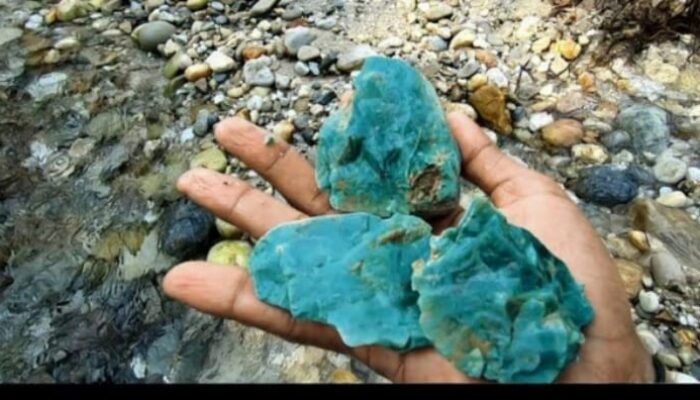 MENENGOK KEHIDUPAN PENAMBANG BATU BACAN DI PULAU KASIRUTA