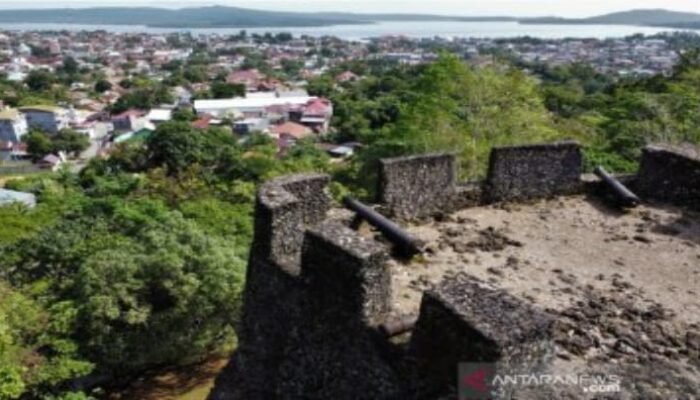 MENJELAJAHI BENTENG WOLIO, BUTON
